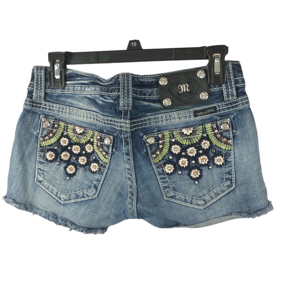 Women's Miss Me Low Rise Med. Wash Embroidered Floral Frayed Shorts. Size 27 - Picture 16 of 16